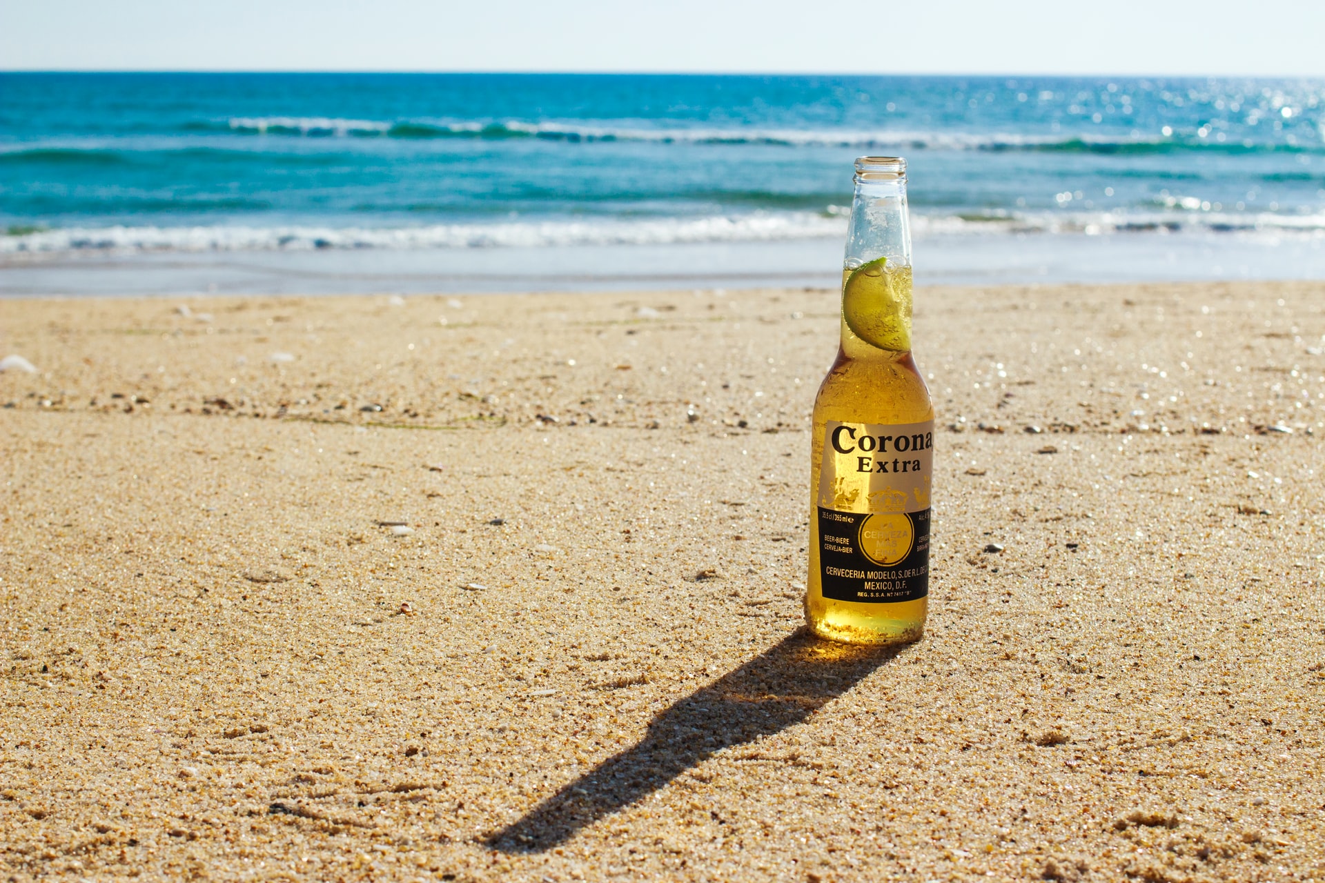 Corona Extra, le rituel d'une bière servie avec une tranche de citron vert dans la bouteille.